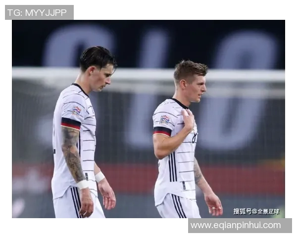 足球球星意外掉落观众席瞬间引爆全场 热血与惊险并存的戏剧性时刻